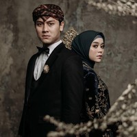 Lesti Kejora tampil flawless dengan sentuhan MUA Kiranafary dan aksesori cantik Pakis mas pusaka adat Sunda dari Joni Permana di foto preweeding. Momen prewedding tersebut diabadikan oleh fotografer Teinmiere. Foto: Dok.Instagram @ayungberinda.