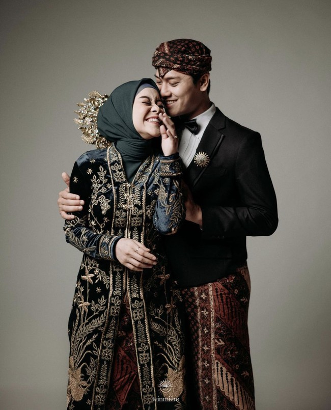 Berpenampilan bak pengantin Sunda di foto prewedding, Lesti Kejora memakai aksesori di kepala Pakis mas pusaka rancangan Joni Permana. Foto: Dok.Instagram @ayungberinda.