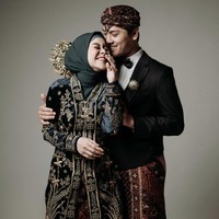 Berpenampilan bak pengantin Sunda di foto prewedding, Lesti Kejora memakai aksesori di kepala Pakis mas pusaka rancangan Joni Permana. Foto: Dok.Instagram @ayungberinda.