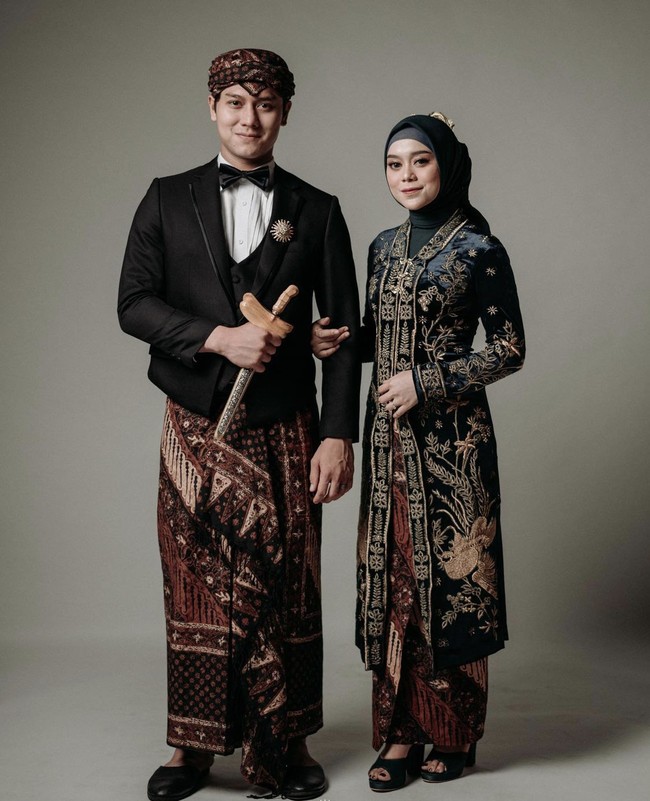 Lesti Kejora dan Rizky Billar tampil serasi dengan busana adat Sunda di foto prewedding. Lesti memakai kebaya khas Sunda rancangan Ayung Berinda. Rizky tampil gagah dengan memakai beskap kalangenan Sunda. Foto: Dok.Instagram @ayungberinda