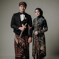 Lesti Kejora dan Rizky Billar tampil serasi dengan busana adat Sunda di foto prewedding. Lesti memakai kebaya khas Sunda rancangan Ayung Berinda. Rizky tampil gagah dengan memakai beskap kalangenan Sunda. Foto: Dok.Instagram @ayungberinda