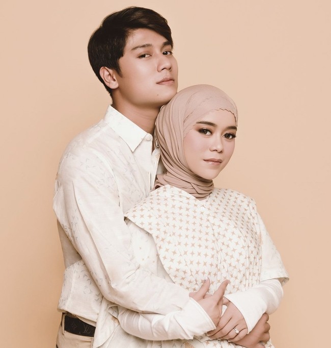 Lesti Kejora mengenakan hijab voal dengan sengaja memperlihatkan detail lasercut di atas dahi hijabnya. Hijabnya pada foto prewedding dibentuk dua layer untuk mempercantik penampilan. Foto: Dok.Instagram @riomotret.