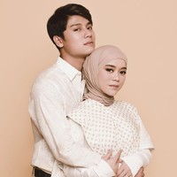 Lesti Kejora mengenakan hijab voal dengan sengaja memperlihatkan detail lasercut di atas dahi hijabnya. Hijabnya pada foto prewedding dibentuk dua layer untuk mempercantik penampilan. Foto: Dok.Instagram @riomotret.