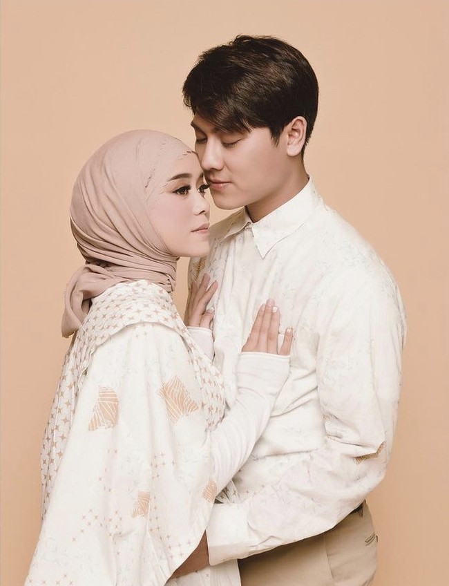 Terbaru ada pasangan Lesti Kejora dan Rizky Billar. Baru saja menikah pada 19 Agustus 2021, pasangan yang telah resmi menjadi suami istri itu pun berhasil mencuri atensi netizen. Tak hanya karena pernikahannya yang ditayangan secara langsung di salah satu stasiun TV, melainkan juga karena jumlah mahar yang diberikan oleh Rizky Billar. Rizky diketahui memberikan mahar berupa uang sejumlah USS 72.300 atau sekitar Rp 1 miliar. Foto: Dok.Instagram @erichalamin.