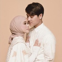 Terbaru ada pasangan Lesti Kejora dan Rizky Billar. Baru saja menikah pada 19 Agustus 2021, pasangan yang telah resmi menjadi suami istri itu pun berhasil mencuri atensi netizen. Tak hanya karena pernikahannya yang ditayangan secara langsung di salah satu stasiun TV, melainkan juga karena jumlah mahar yang diberikan oleh Rizky Billar. Rizky diketahui memberikan mahar berupa uang sejumlah USS 72.300 atau sekitar Rp 1 miliar. Foto: Dok.Instagram @erichalamin.