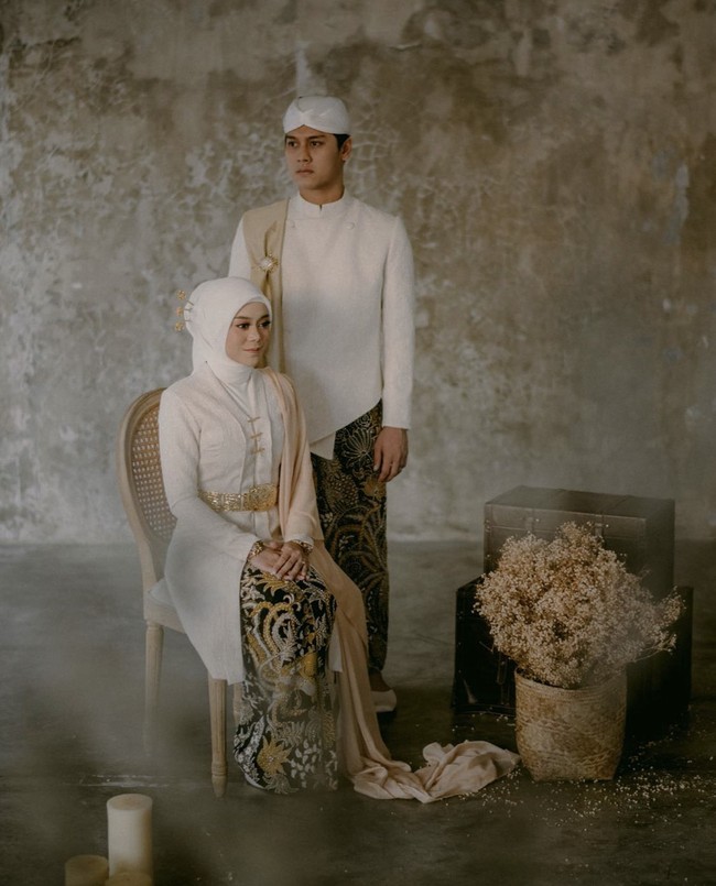 Tak hanya itu, masih mengenakan busana rancangan Ayung Berinda, Lesti dan Rizky Billar tampil bak pengantin dengan balutan serba putih dengan bawahan kain batik.  Foto: Dok.Instagram @kiranaweddingplaner.