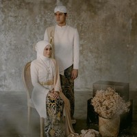 Tak hanya itu, masih mengenakan busana rancangan Ayung Berinda, Lesti dan Rizky Billar tampil bak pengantin dengan balutan serba putih dengan bawahan kain batik.  Foto: Dok.Instagram @kiranaweddingplaner.