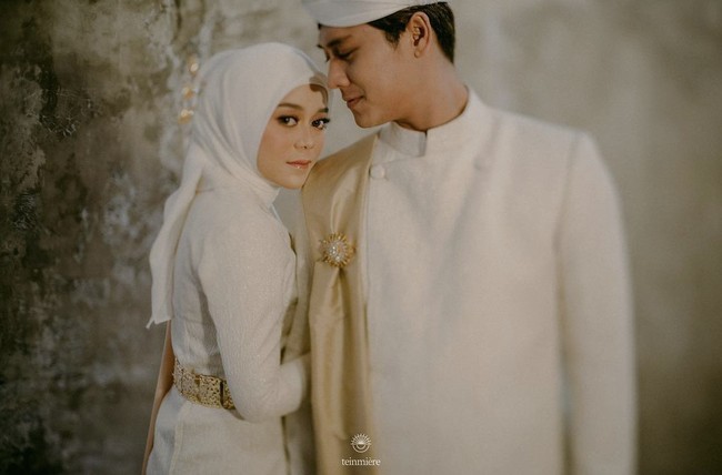 Lesti Kejora dan Rizky Billar resmi menikah dengan mas kawin yang jumlahnya fantastis. Rizky Billar sendiri memberikan uang sejumlah USS 72.300 atau sekitar Rp 1 miliar. Angka tersebut sengaja dipilih Rizky Billar karena sesuai dengan tanggal pertemuan keduanya, yaitu bulan 7 tanggal 23. Foto: Dok.Instagram @kiranaweddingplaner.