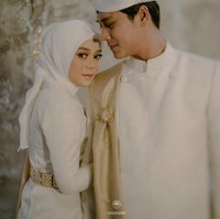 Lesti Kejora dan Rizky Billar resmi menikah dengan mas kawin yang jumlahnya fantastis. Rizky Billar sendiri memberikan uang sejumlah USS 72.300 atau sekitar Rp 1 miliar. Angka tersebut sengaja dipilih Rizky Billar karena sesuai dengan tanggal pertemuan keduanya, yaitu bulan 7 tanggal 23. Foto: Dok.Instagram @kiranaweddingplaner.