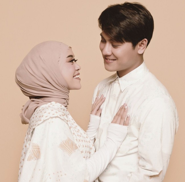 Sesuai dengan ciri khasnya, saat prewedding Lesti Kejora membentuk hijab dengan diikat rapi ke belakang. Lesti berpose saling menatap mesra dengan Rizky Billar . Foto: Dok.Instagram @riomotret.