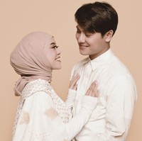 Sesuai dengan ciri khasnya, saat prewedding Lesti Kejora membentuk hijab dengan diikat rapi ke belakang. Lesti berpose saling menatap mesra dengan Rizky Billar . Foto: Dok.Instagram @riomotret.