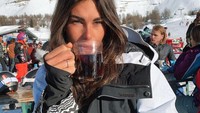 Secangkir kopi hangat menjadi minuman pilihan Francesca saat menikmati musim dingin dan menghabiskan waktu untuk bermain seluncur. Foto: Instagram/fracescasofianovello