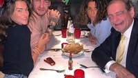 Walaupun sibuk dengan profesinya sebagai model sekaligus kekasih dari Valentino Rossi, Francesca juga tak pernah lupa untuk membagi waktunya bersama keluarga. Makan malam bersama kedua orang tua dan saudara laki-laki tidak pernah terlewatkan oleh Francesca. Foto: Instagram/fracescasofianovello