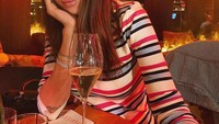 Menghabiskan malam di bar bersama teman-temannya juga menjadi rutinitas Francesca untuk mengisi waktu bersama teman terdekat. Mengenakan topi berwarna cokelat muda membuat Francesca terlihat begitu cantik saat duduk di salah satu meja bar. Foto: Instagram/fracescasofianovello