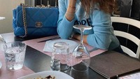 Hubungan antara Francesca dan Rossi juga terlihat saat romantis. Makan bersama di salah satu restoran mewah bertema elegan dan serba putih menjadi cara kedua pasangan ini untuk menghabiskan waktu bersama. Foto: Instagram/fracescasofianovello