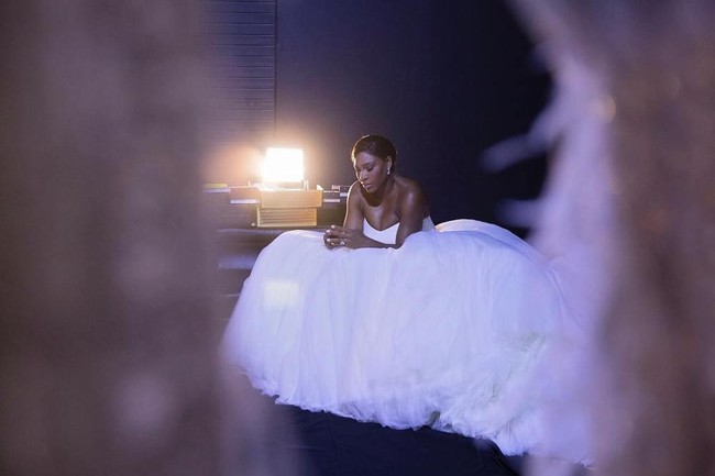 Serena Williams memakai guan rancangan Sarah Burton dari Alexander McQueen di hari pernikahannya pada 2017. Kalau itu, harganya diperkirakan mencapai US$ 3,5 juta atau saat ini bernilai Rp 50 miliar (kurs Rp 14.400). (Foto: Instagram/@serenawilliams)