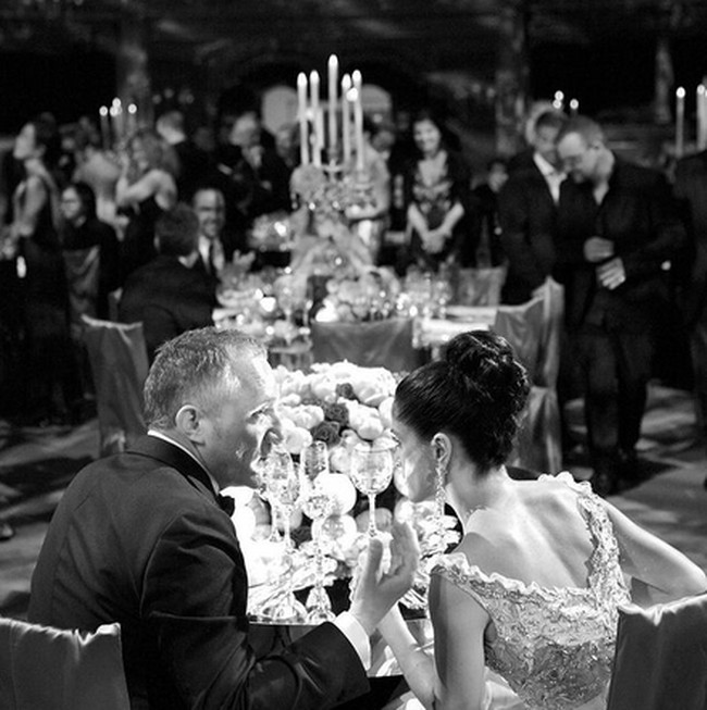 Menikah dengan bos fashion Francois-Henri Pinault di Italia pada 2009, Salma Hayek mengenakan gaun Balenciaga yang kala itu masih di bawah arahan desainer Nicolas Ghesquière. Seperti dikabarkan Brides, harganya mencapai US$ 434 ribu atau Rp 6,2 miliar. (Foto: Instagram/@salmahayek)