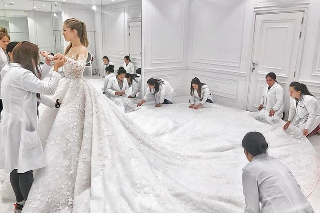 Menyandang nama brand kristal terkemuka di dunia, Victoria Swarovski sudah sewajarnya memakai gaun bertabur kristal Swarovski di hari pernikahannya. Tak tanggung-tanggung, ada 500 ribu kristal yang diaplikasikan. Tak heran bila gaun tersebut bernilai US$ 1 juta atau Rp 14,4 miliar. (Foto: Instagram)