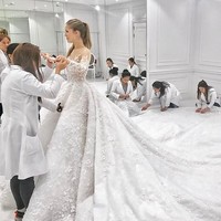 Menyandang nama brand kristal terkemuka di dunia, Victoria Swarovski sudah sewajarnya memakai gaun bertabur kristal Swarovski di hari pernikahannya. Tak tanggung-tanggung, ada 500 ribu kristal yang diaplikasikan. Tak heran bila gaun tersebut bernilai US$ 1 juta atau Rp 14,4 miliar. (Foto: Instagram)