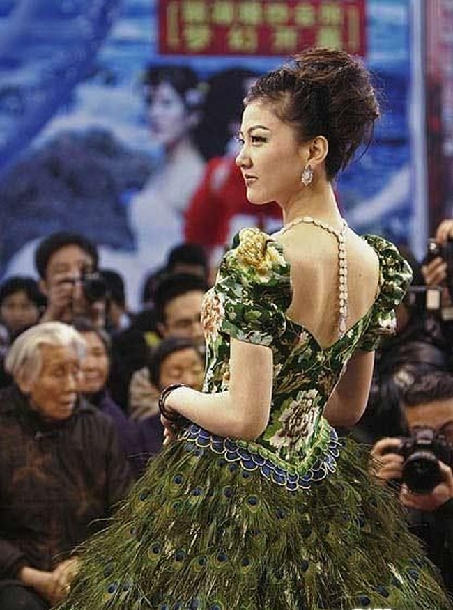 Gaun pengantin ini sungguh spekatkuler karena seluruhnya terbuat dari bulu burung merak. Gaun yang dirancang oleh Vera Wang itu nilainya mencapai US$ 1,5 juta atau  Rp 21 miliar. Untuk membuat gaun tersebut, Wang membutuhkan 2009 bulu burung merak jantan. Angka 2009 itu disesuaikan dengan tahun pembuatan gaun tersebut. (Foto: Pinterest)