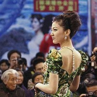 Gaun pengantin ini sungguh spekatkuler karena seluruhnya terbuat dari bulu burung merak. Gaun yang dirancang oleh Vera Wang itu nilainya mencapai US$ 1,5 juta atau  Rp 21 miliar. Untuk membuat gaun tersebut, Wang membutuhkan 2009 bulu burung merak jantan. Angka 2009 itu disesuaikan dengan tahun pembuatan gaun tersebut. (Foto: Pinterest)