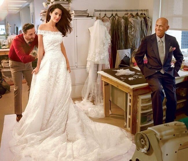 Untuk hari pernikahannya, Amal Clooney memesan secara khusus gaun pengantinnya dari Osar de la Renta. Ia rela membayar hingga US$ 380 ribu atau Rp 5,5 miliar untuk mendapatkan gaun impiannya. (Foto: Dok. Vogue)
