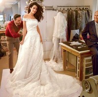 Untuk hari pernikahannya, Amal Clooney memesan secara khusus gaun pengantinnya dari Osar de la Renta. Ia rela membayar hingga US$ 380 ribu atau Rp 5,5 miliar untuk mendapatkan gaun impiannya. (Foto: Dok. Vogue)