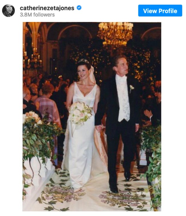 Ketika dinikahi aktor Michael Douglas, aktris Catherine Zeta Jones melengkapi momen bahagianya dengan gaun putih Christian Lacroix seharga US$ 140 ribu atau Rp 2 miliar. (Foto: Instagram/@catherinezetajones)