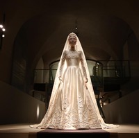 Inilah gaun pengantin rancangan Valentino yang harganya ditaksir mencapai Rp 5,6 miliar. Putri Marie-Chantal dari Yunani memakainya ketika menikah dengan Pangeran Pavlos. (Foto: Peter Macdiarmid/Getty Images for Somerset House)