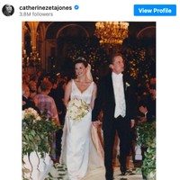 Ketika dinikahi aktor Michael Douglas, aktris Catherine Zeta Jones melengkapi momen bahagianya dengan gaun putih Christian Lacroix seharga US$ 140 ribu atau Rp 2 miliar. (Foto: Instagram/@catherinezetajones)