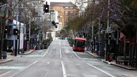 Suasana Queen St yang terlihat sepi di CBD Auckland pada 19 Agustus 2021 di Auckland, Selandia Baru. Sedangkan untuk negara bagian lainnya dibelakukan lockdown hanya selama 3 hari saja. Lockdown akan dimulai malam ini pukul 23.59 malam waktu setempat.