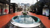 Pusat perbelanjaan Britomart juga terlihat sepi saat penerapan lockdown, di CBD Auckland pada 19 Agustus 2021 di Auckland, Selandia Baru. Setelah pengumuman temuan kasus tersebut, beberapa warga agak panik dan buru-buru pulang ke rumah. Pihak kampus juga mewanti-wanti agar seluruh mahasiswa mengambil barang-barang mereka dan melanjutkan kegiatan di rumah.