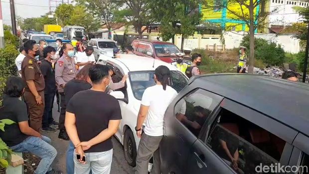 Geger mobil tanpa pelat nomor di Brebes dihadang polisi, ternyata..