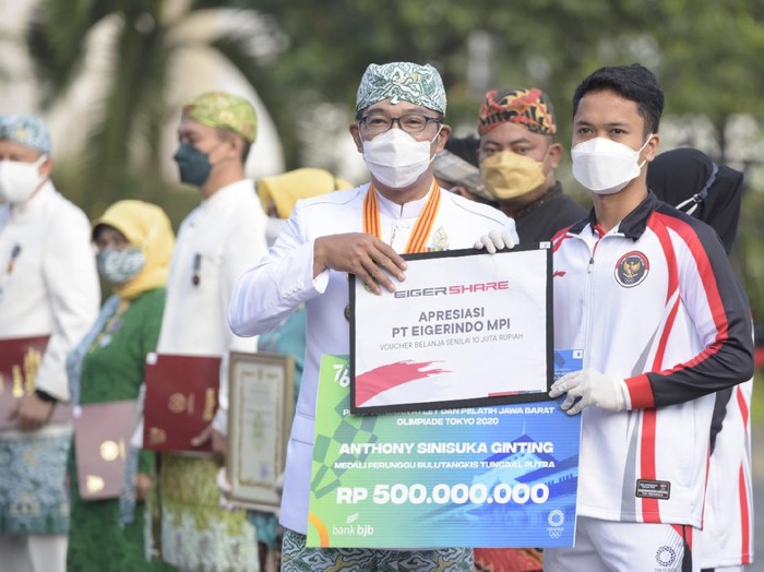 Gubernur Jabar Ridwan Kamil serahkan bonus kepada atlet peraih medali di Olimpiade Tokyo 2020.