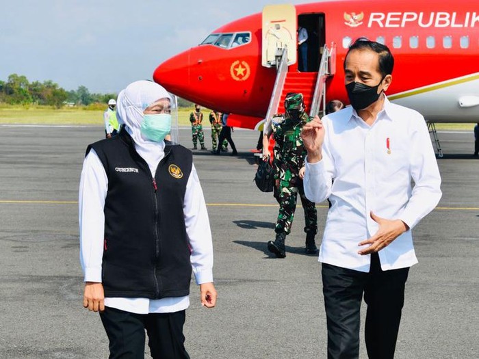 Gubernur Khofifah menyambut Presiden Jokowi di Madiun