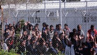 Namun, setelah perjanjian, Taliban justru melancarkan serangan untuk merebut wilayah-wilayah yang dikuasai tentara Afghanistan. Sejarah Taliban di Afghanistan dan perang berkepanjangan ini dipicu oleh tragedi 9/11 di AS. Petinggi Al Qaeda, Osama bin Laden, dituduh sebagai biang kerok peristiwa tersebut. Milos Bicanski/Getty Images.