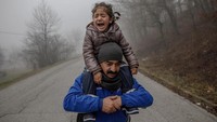 Konflik tak berkesudahan di Afghanistan membuat warganya mencari tempat aman, tak hanya Afghanistan Para pencari suaka umumnya datang dari negara yang tengah dilanda konflik, perang, atau mengalami diskriminasi hingga bencana alam. Ingin merasakan hidup yang lebih layak, mereka pun berbondong-bondong menuju negara-negara maju. Damir Sagolj/Getty Images.