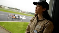 Dilansir dari BBC News, gadis berusia 19 tahun itu memulai petualangan selama 3 bulannya berkeliling dunia dari Kortrijk di Belgia tepat sebelum 10:00 BST - terlambat setengah jam karena cuaca.  