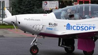 Penampakan Zara Rutherford dari dalam pesawat Shark Ultralight-nya sebelum lepas landas di lapangan terbang Kortrijk-Wevelgem, Belgia.