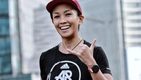 Punya hobi lari, wanita kelahiran Jakarta, 17 April 1982 ini selalu membawa minuman. Ia memastikan tubuhnya tetap terhidrasi dengan baik.  Foto: instagram @melanieputria