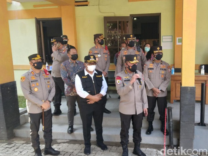 Inspektur Pengawasan Umum (Irwasum) Polri Komjen Agung Budi Maryoto datang ke Kota Malang. Ia menyapa warga di tempat isolasi terpusat (isoter).