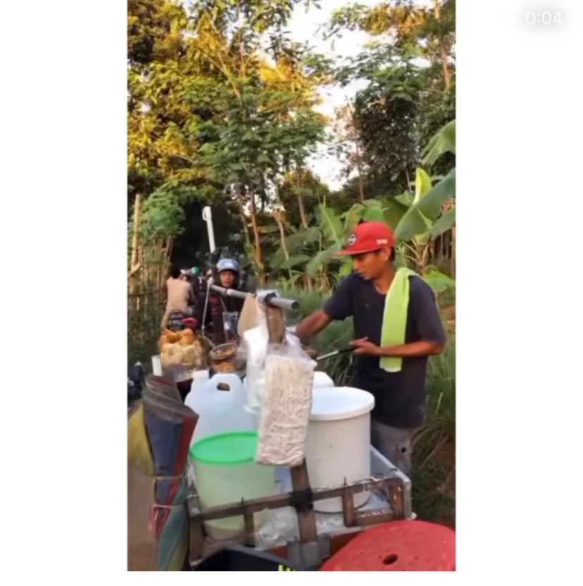 Jago Cari Peluang, Pedagang Gorengan Ini Jualan di Tengah Jalur Tikus yang Macet