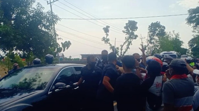 Jokowi bagi-bagi kaus ke warga Madiun