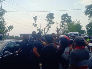 Senangnya Warga Madiun Dapat Kaus Bergambar Jokowi dari Presiden