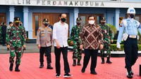 Tampak pesawat kepresidenan kali ini sudah dicat berwarna merah putih setelah sebelumnya berwarna biru putih.