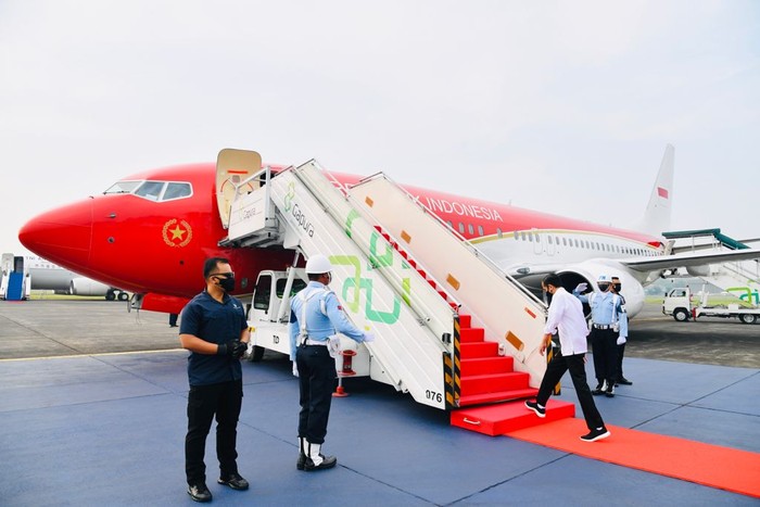 Presiden Joko Widodo (Jokowi) melakukan kunjungan kerja ke Jatim. Pada kunkernya, Jokowi menaiki pesawat kepresidenan yang sudah dicat merah.