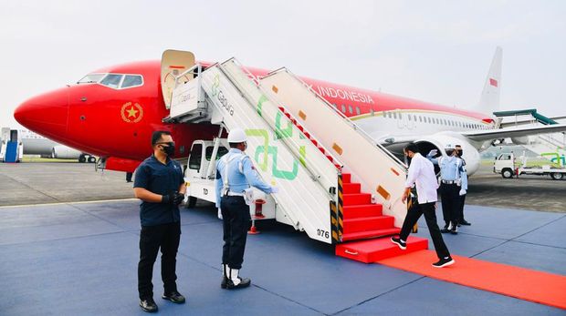 Presiden Joko Widodo (Jokowi) melakukan kunjungan kerja ke Jatim. Pada kunkernya, Jokowi menaiki pesawat kepresidenan yang sudah dicat merah.