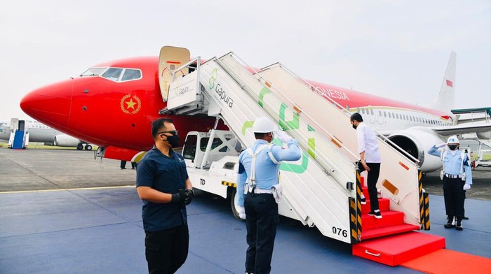 Jokowi Naik Pesawat Kepresidenan yang Dicat Merah, Ini Wujudnya Presiden Joko Widodo (Jokowi) melakukan kunjungan kerja ke Jatim. Pada kunkernya, Jokowi menaiki pesawat kepresidenan yang sudah dicat merah.