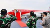 Dengan menggunakan Pesawat Kepresidenan Indonesia-1, Presiden dan rombongan terbatas lepas landas dari Pangkalan TNI AU Halim Perdanakusuma, Jakarta, sekitar pukul 08.00 WIB, Kamis (19/8/2021).