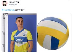 Ini salah satu jersey Juventus yang disama-samakan dengan bola voli. Pemilihan warnanya memang sama. (Foto: Twitter)